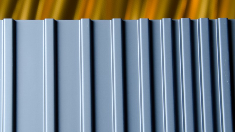 Eloxierte Aluminium Stegplatte partiell strukturiert mit unterschiedlichen Abständen