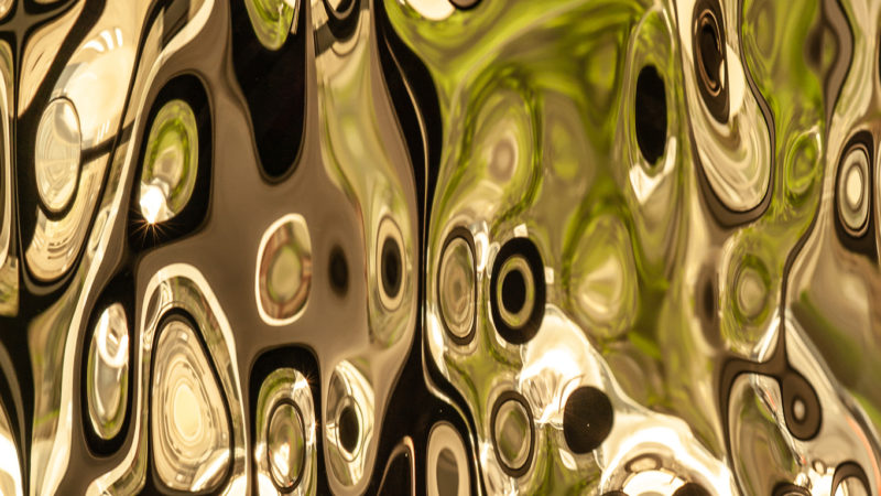 tiefgezogene dünenartig fließend verformte dreidimensionale kantbare Platte aus spiegelpolierten Edelstahl mit Nanobeschichtung