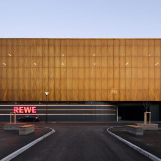 Privacy screen during the day - translucent at night. ​​​​​​​​
​​​​​​​​
The REWE Center supermarket in Heidenheim Germany is completley covered in a continuous golden wave pattern. Besides looking good, the perforated & 3d-formed aluminum panels with a custom made pattern work as a privacy screen during the day. At night the wave elements are translucent and let the building shine from the inside. ​​​​​​​​
​​​​​​​​
📸 @conne_van_d_grachten​​​​​​​​
🏛 @merzobjektbau​​​​​​​​
🎨 HD Wahl